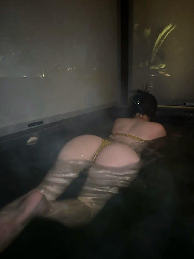 [微密圈]奶宝妹纸 –夜晚的泳池 [24P10V-464MB]-2