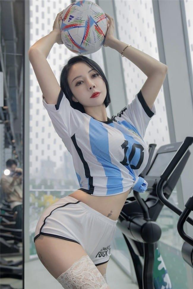 [微密圈]果儿Victoria –浴室足球[28P-54MB]-1