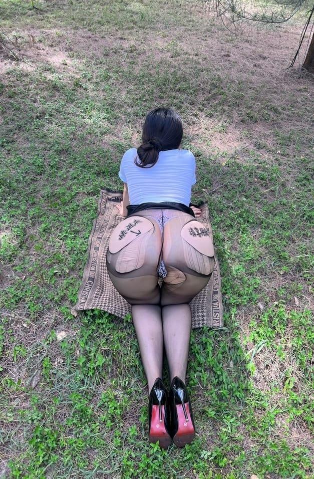 [微密圈]迷人的五姨太 –制服OL的户外诱惑 [30P-198M]-1