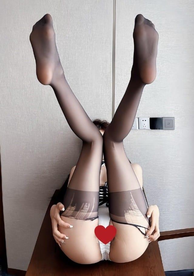 [微密圈]脸红Dearie – 桌底秀美臀漏HR[18P-237M]-1